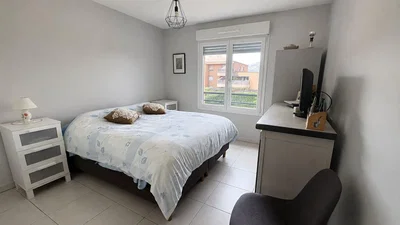 Chambre; lumière naturelle, carrelage