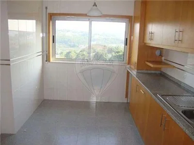 Cucina; vista, pavimento in piastrelle, luce naturale