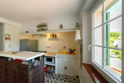 Cuisine; électroménager, lumière naturelle, carrelage