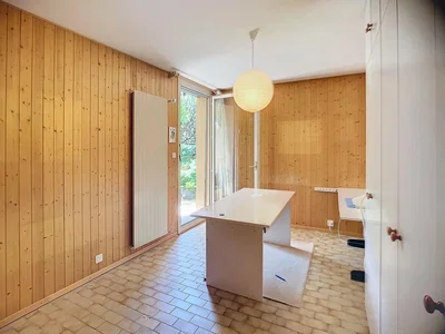 Autre; poutres en bois, carrelage, lumière naturelle