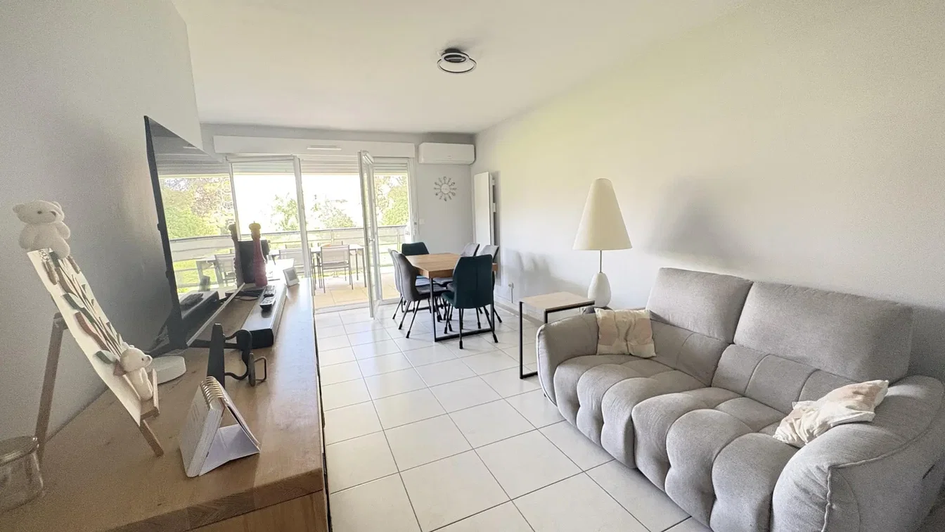 Salon; carrelage, lumière naturelle