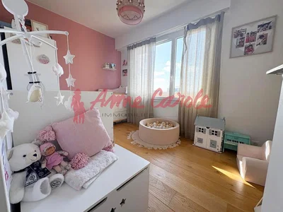 Chambre d'enfant; parquet, lumière naturelle, style moderne