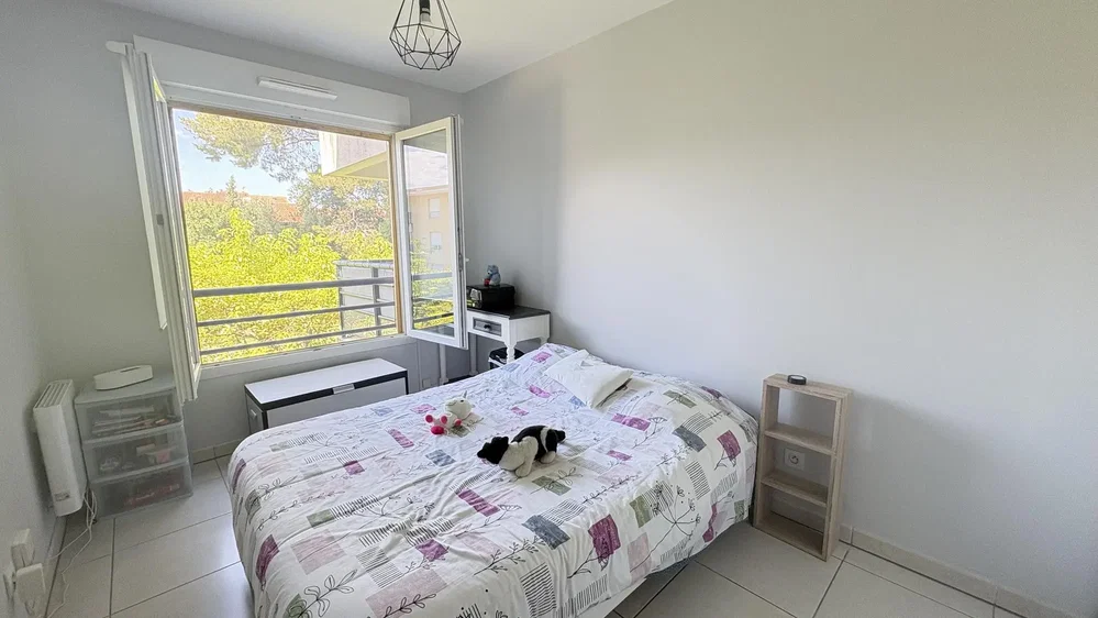 Chambre; lumière naturelle, carrelage