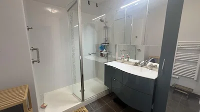 Salle de bain; carrelage, lumière naturelle
