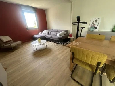 Living room; wood floor, natural light, modern style