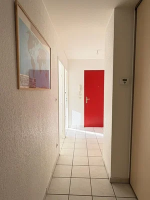 Chamber; tile floor, natural light