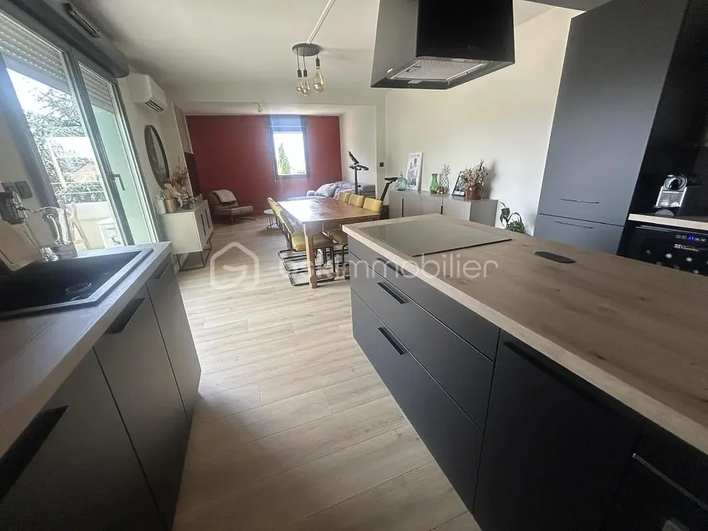 Kitchen; kitchen appliances, wood floor, natural light