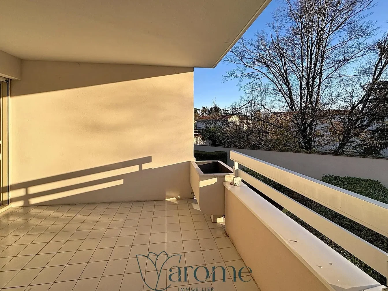 Balkon; fayans zemin, manzara