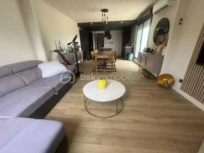 Living room; wood floor, natural light, modern style