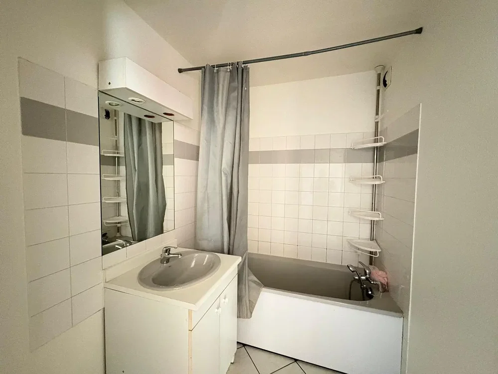 Bathroom; tile floor, natural light