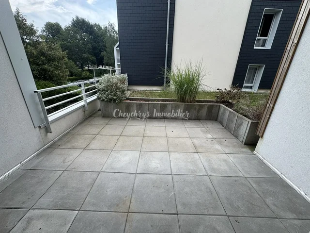 Balcony; tile floor, natural light
