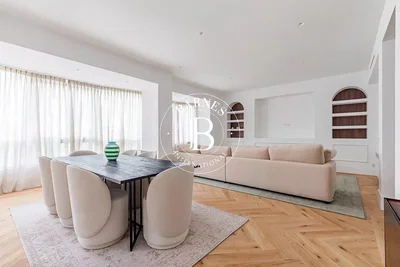 Living room; natural light, wood floor, modern style