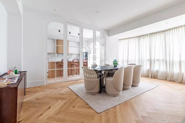 Living room; wood floor, natural light, modern style