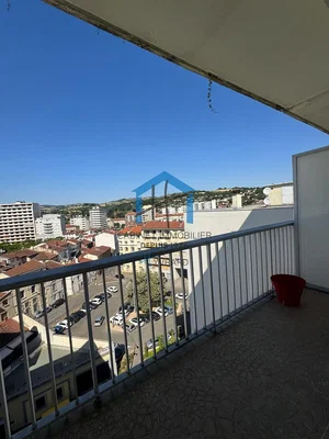 Balcón; vista, suelo de baldosas