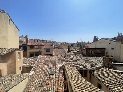 Casa e dintorni; vista, pavimento in piastrelle