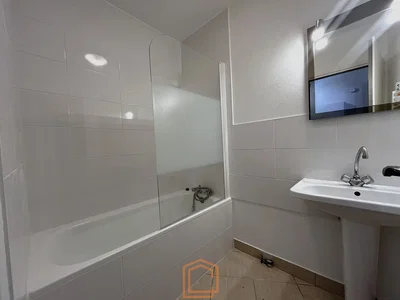 Bagno; pavimento in piastrelle, ristrutturato, luce naturale