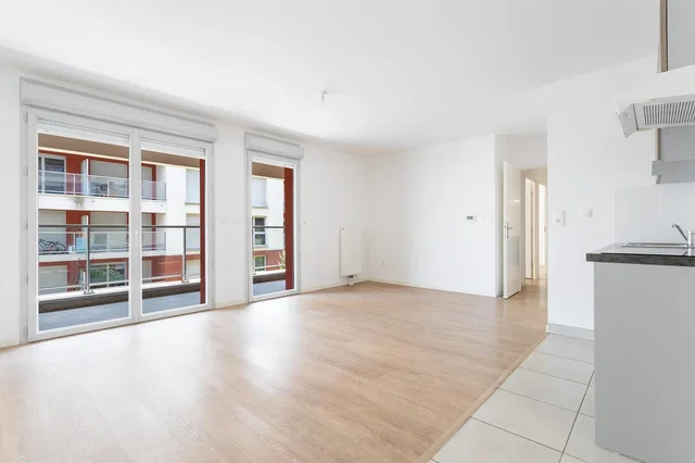 Soggiorno; pavimento in legno, luce naturale