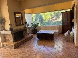 Salon; cheminée, lumière naturelle, carrelage