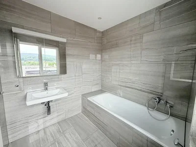 Bagno; pavimento in piastrelle, ristrutturato, luce naturale, vista