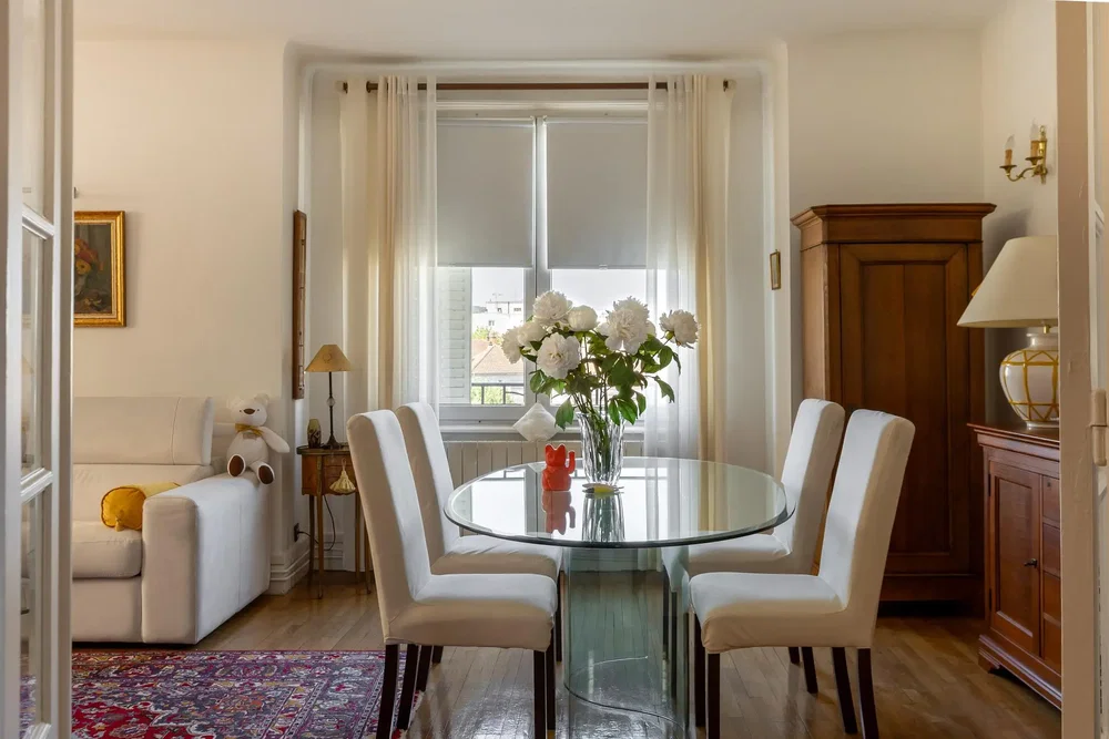 Wohnzimmer; tageslicht, holzboden, moderner stil