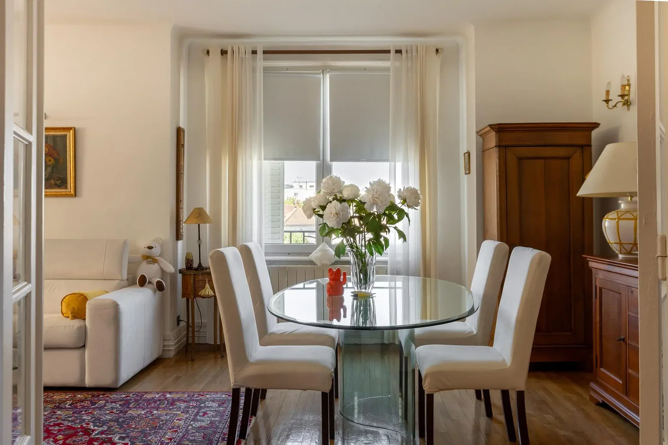 Wohnzimmer; tageslicht, holzboden, moderner stil