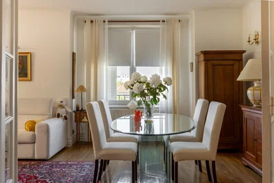 Wohnzimmer; tageslicht, holzboden, moderner stil