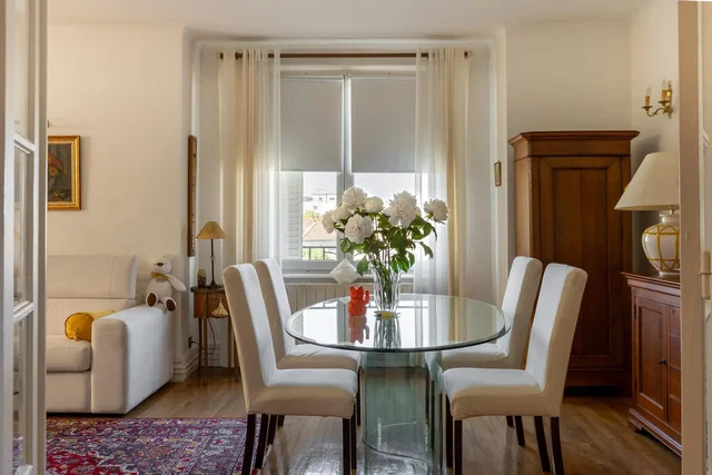 Soggiorno; luce naturale, pavimento in legno, stile moderno