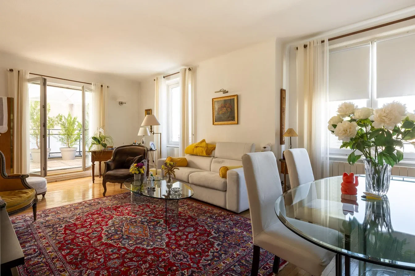Wohnzimmer; tageslicht, holzboden, moderner stil