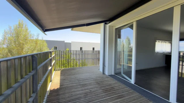 Balcone; vista, luce naturale, pavimento in legno