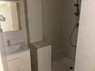 حمام; أرضية من البلاط, يحتاج إلى تجديد