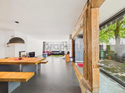 Wohnzimmer; tageslicht, holzbalken, moderner stil