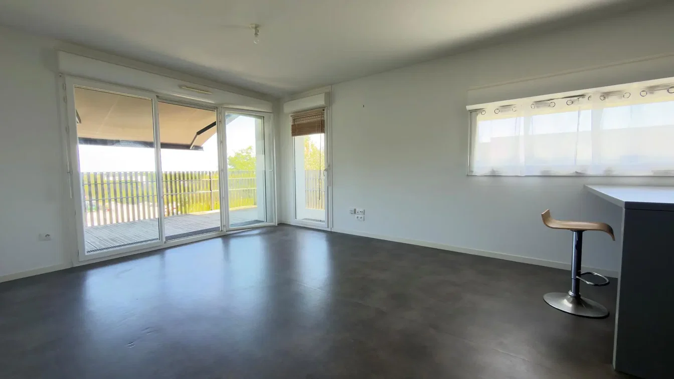Oturma odası; doğal ışık, fayans zemin