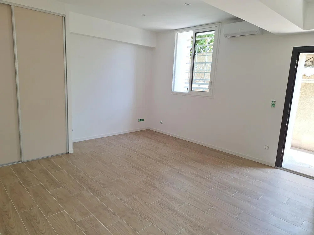 Quarto; chão de azulejo, luz natural