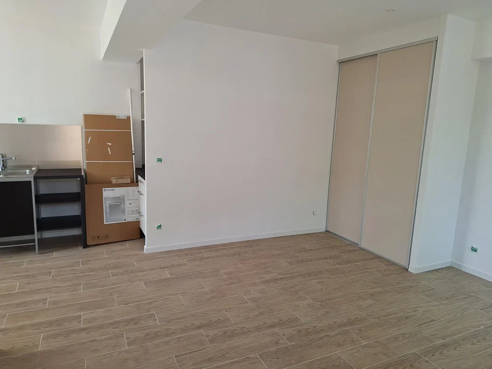 Cozinha; chão de azulejo, precisa de renovação