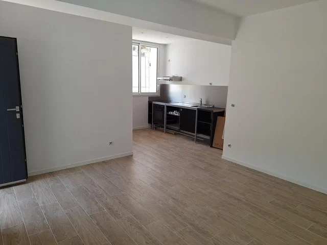Obývačka; prirodzené svetlo, dlažba