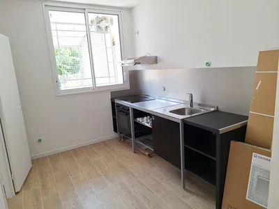 Cozinha; chão de azulejo, luz natural, precisa de renovação