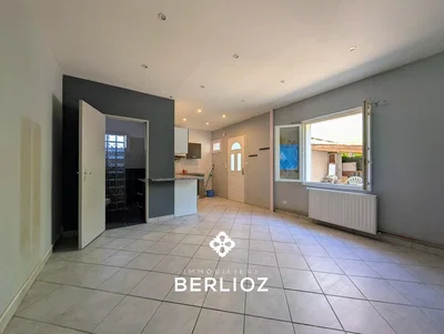 Salon; carrelage, lumière naturelle