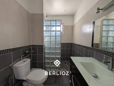Toilettes; carrelage, lumière naturelle