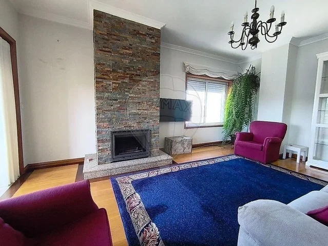 Woonkamer; open haard, houten vloer, natuurlijk licht