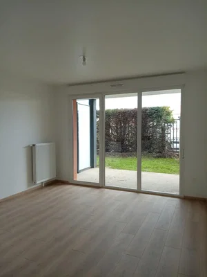 Woonkamer; houten vloer, natuurlijk licht, renovatie nodig