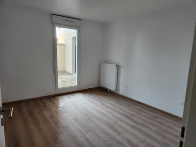 Slaapkamer; houten vloer, natuurlijk licht