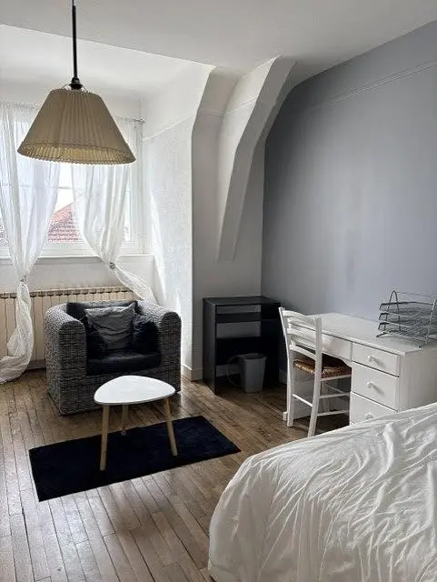 Schlafzimmer; tageslicht, holzboden