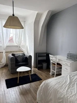 Schlafzimmer; tageslicht, holzboden
