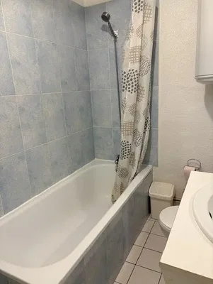 Badezimmer; fliesenboden, tageslicht