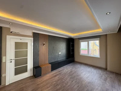 Sala de estar; chão de madeira, luz natural