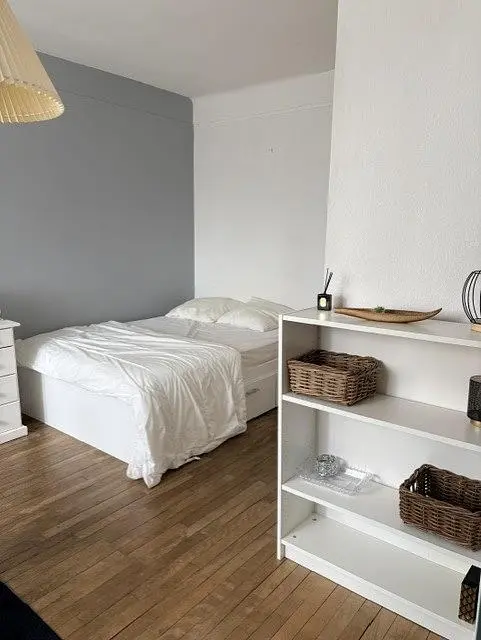 Schlafzimmer; holzboden, tageslicht