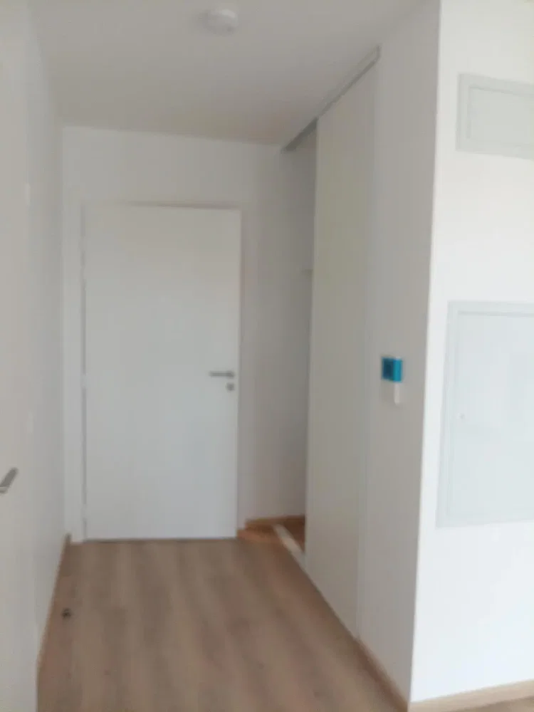 Garderobe; houten vloer, natuurlijk licht