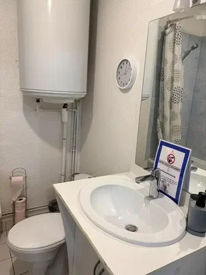 Toilette; fliesenboden, warmwasserbereiter