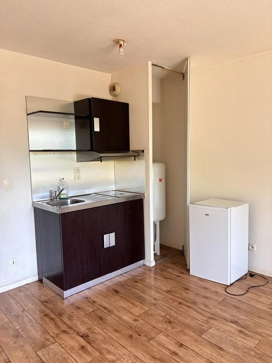 Keuken; keukenapparatuur, boiler, tegelvloer