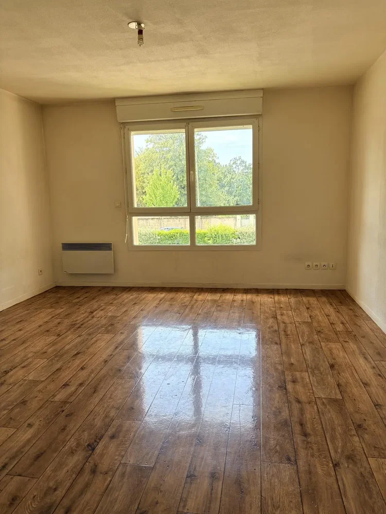 Woonkamer; houten vloer, natuurlijk licht, uitzicht